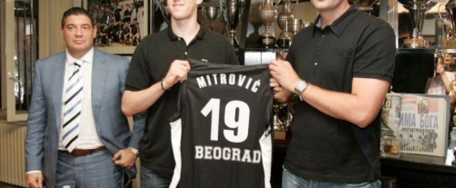 Aleksandar Mitrović u crno-belom dresu
