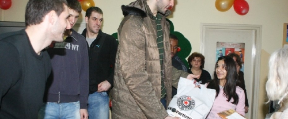 Prvotimci sa dečicom iz ''Drinke Pavlović''