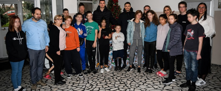 Tradicija se nastavlja: Crno-beli u prazničnoj poseti Domu 