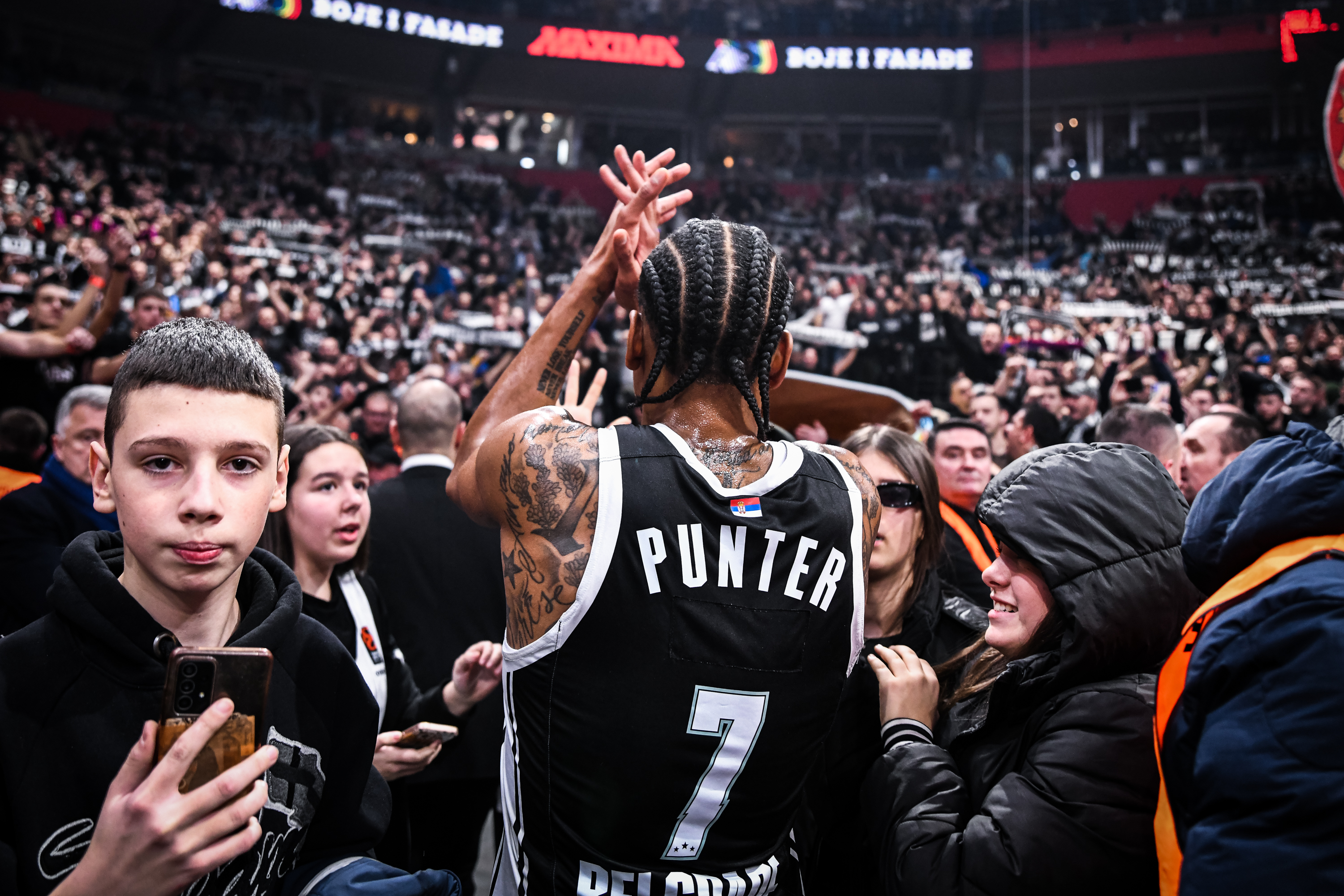Partizan Mozzart Bet kažnjen sa 5.000 evra zbog ubacivanja predmeta na teren na meču protiv Makabija