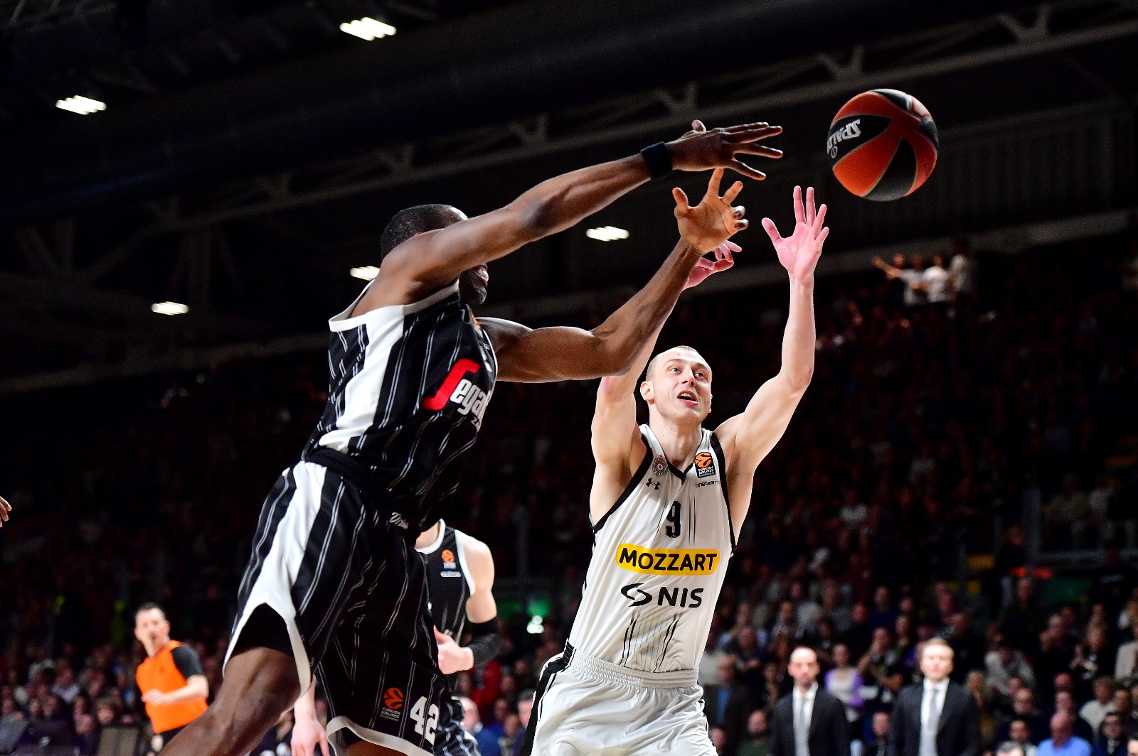 Crno-beli duel u Bolonji pripao domaćem timu